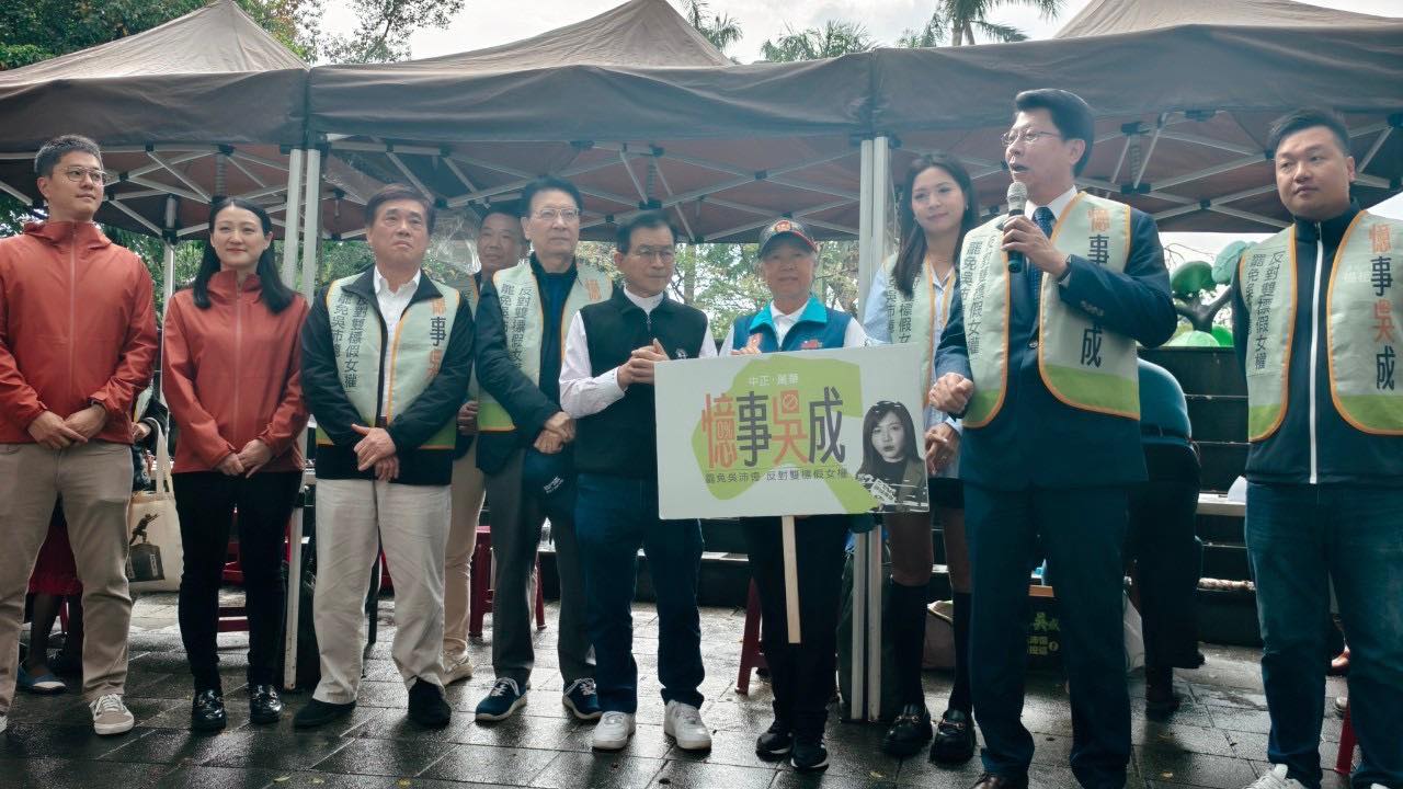 趙少康4日與前台北市長郝龍斌、國民黨立委賴士葆、謝龍介,台北市議員鍾沛君、楊植斗、鍾小平到罷免吳沛憶的連署站聲援。翻攝劉思吟臉書