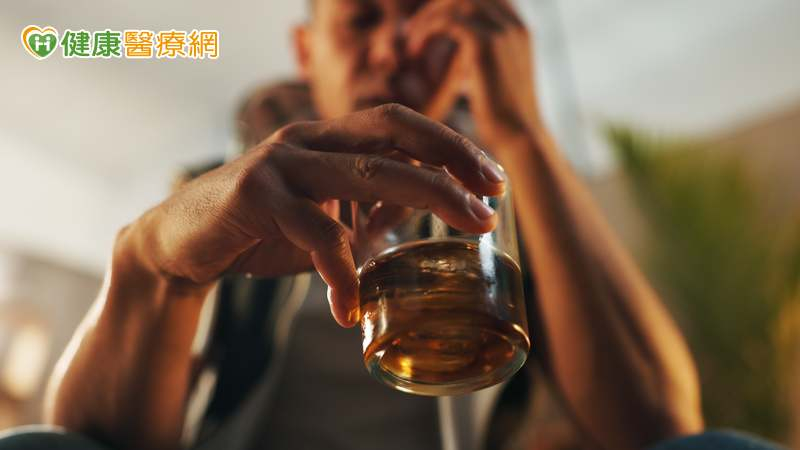 喝酒前先吃「1食物」!助緩解宿醉頭痛、噁心 還能護肝