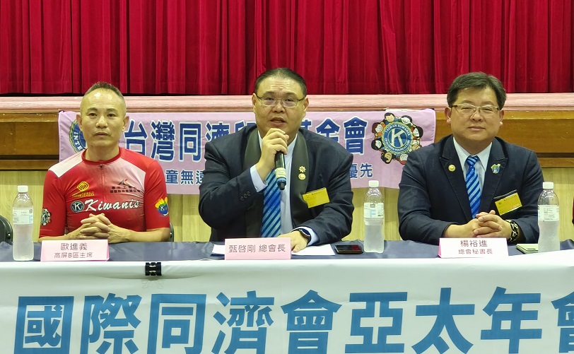 可能是 3 個人和顯示的文字是「 O 台灣同滿 童無道 RKiwanio 全會安 全會 優先 歐進義 高房B區主席 甄啓剛總會長 甄啓剛 總會長 楊裕進 無雪轻書長 國際同濟會亞 同濟會亞太年 亞太年」的圖像