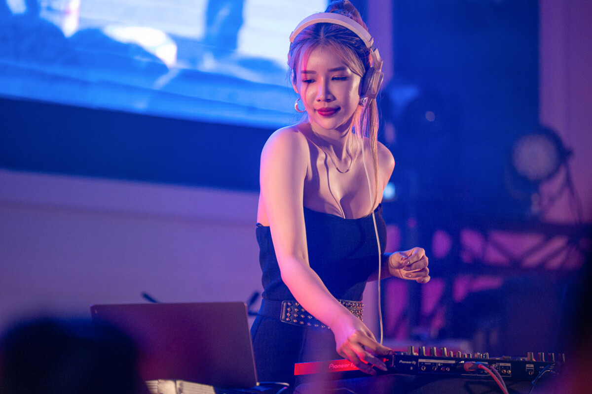 ▲這次春酒晚宴特邀 Hot Shock 樂團、DJ Molly 以及藝人康康擔任活動嘉賓＿DJ Molly。（圖/食在力量美食產業交流協會提供）