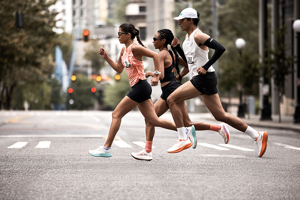 HOKA Marathon Capsule 人氣跑鞋披上熔岩紅 x 霜白色新裝,助三鐵好手挑戰終點!
