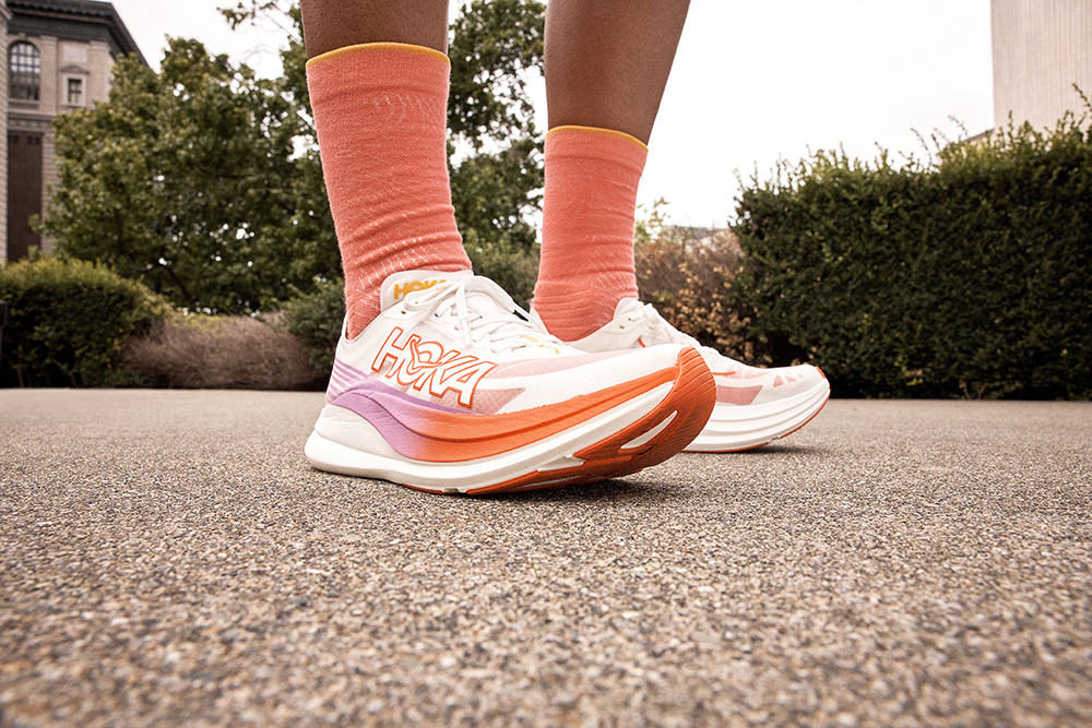 HOKA ROCKET X 2 採PEBA中底泡棉及碳纖維板,推進力與緩衝效果表現優秀。