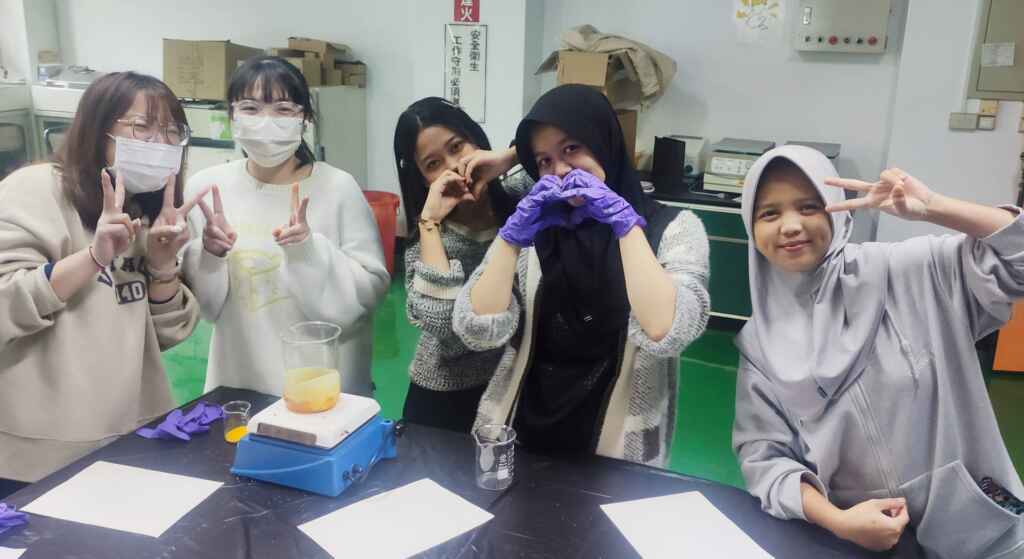 ▲學生開心參加大葉大學藥保系舉辦的植物蠟筆手作工作坊。（記者林明佑翻攝）