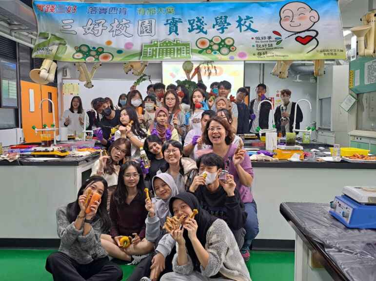 ▲大葉大學植物蠟筆手作工作坊，學員開心展示製作成品。（記者林明佑翻攝）