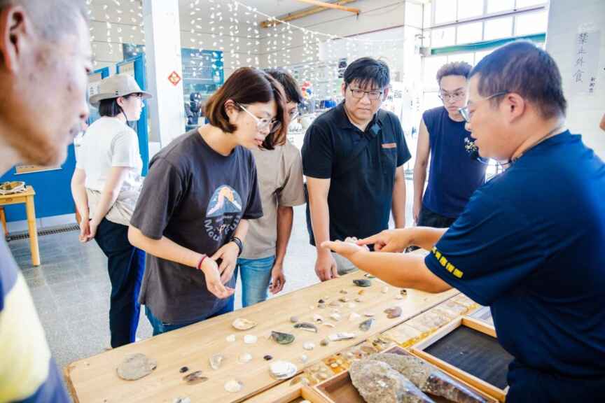 ▲中彰投分署推動「多元就業開發方案」輔導在地民間團體培育人才幫助中高齡等特定對象在地就業（圖為遊程中的濕地生態解說-認識貝類)。（勞動力發展署中彰投分署提供）