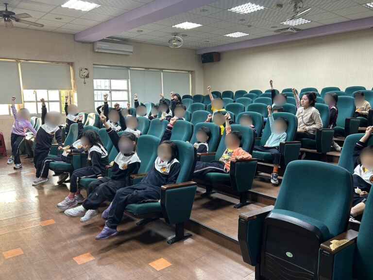 ▲學童在有獎徵答環節踴躍搶答。（台中警方提供）