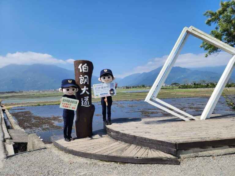 ▲臺東縣警察局運用警察大頭寶寶結合臺東著名景點進行拍攝，強化婦幼保護及識詐宣導效果。（臺東縣警察局提供）