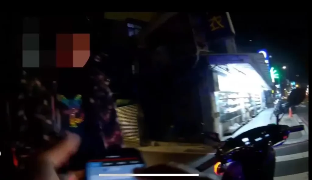 一名男子違規穿越馬路,遭到眼尖的樹林警分局樹林派出所巡佐鄭平義、警員黃政豪攔下