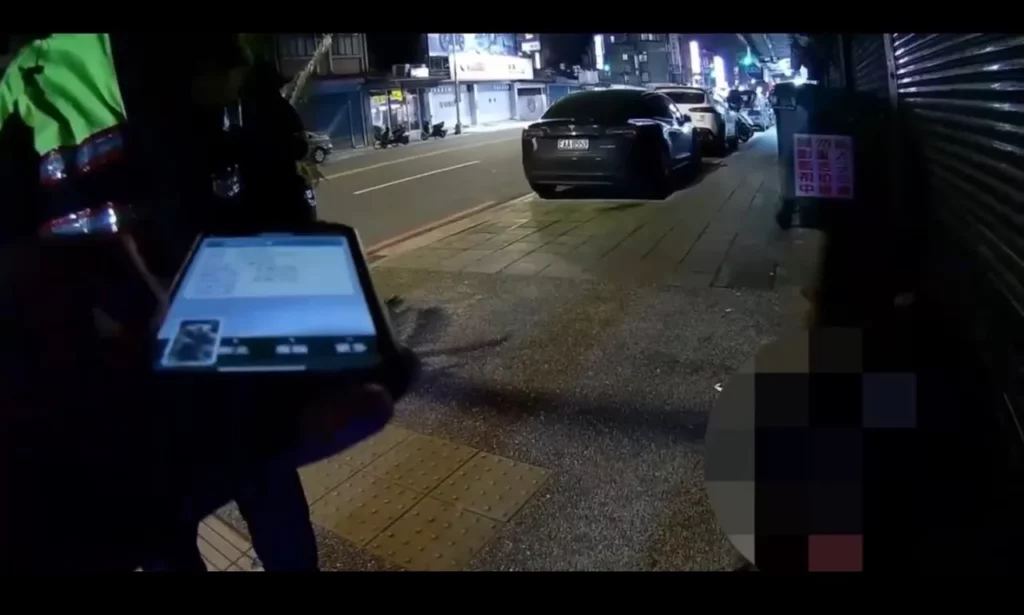 員警盤詢時陳姓男子神情緊張,員警感覺有異遂深入查證,發現陳男竟是高雄地檢署發布之通緝犯