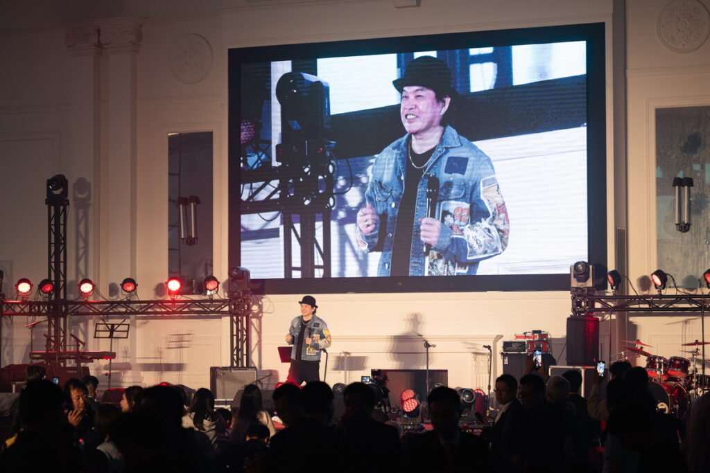 .本次春酒晚宴特邀 Hot Shock 樂團、DJ Molly 以及藝人康康擔任活動嘉賓_康康