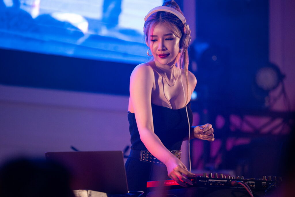 本次春酒晚宴特邀 Hot Shock 樂團、DJ Molly 以及藝人康康擔任活動嘉賓_DJ Molly