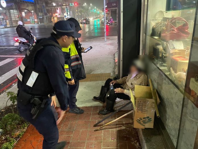 失智翁蜷縮人行道躲雨 平警助返家團圓 54 514027 0