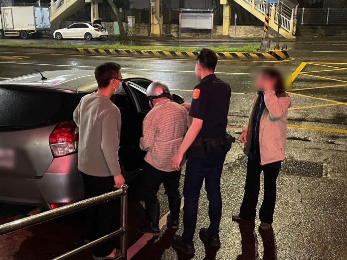 失智翁蜷縮人行道躲雨 平警助返家團圓 55 514028 0