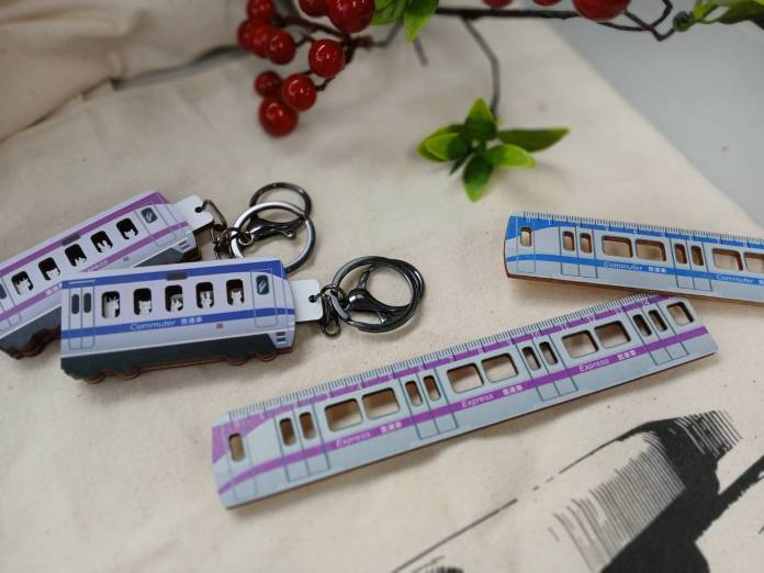 鐵道迷注意!桃園機捷列車造型鑰匙扣、木尺開賣 托特包、帆布袋超實用 64 209013 0