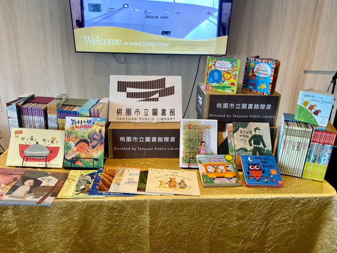 桃市圖響應「望僕號」海上閱讀推廣計畫 跨局處捐100本在地特色繪本 75 S 69296154 0