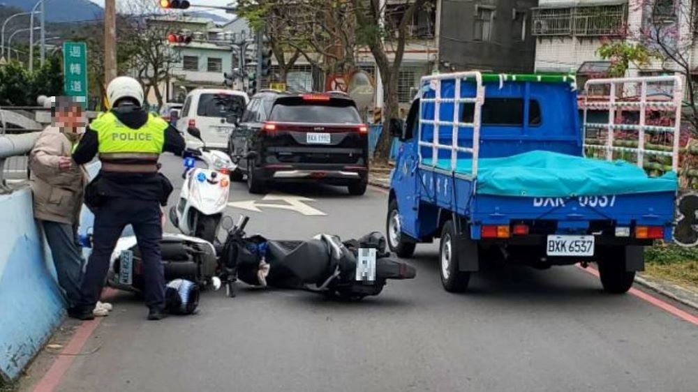 《圖說》酒駕騎士於受困於車陣,員警迅速將其控制。〈土城分局提供〉