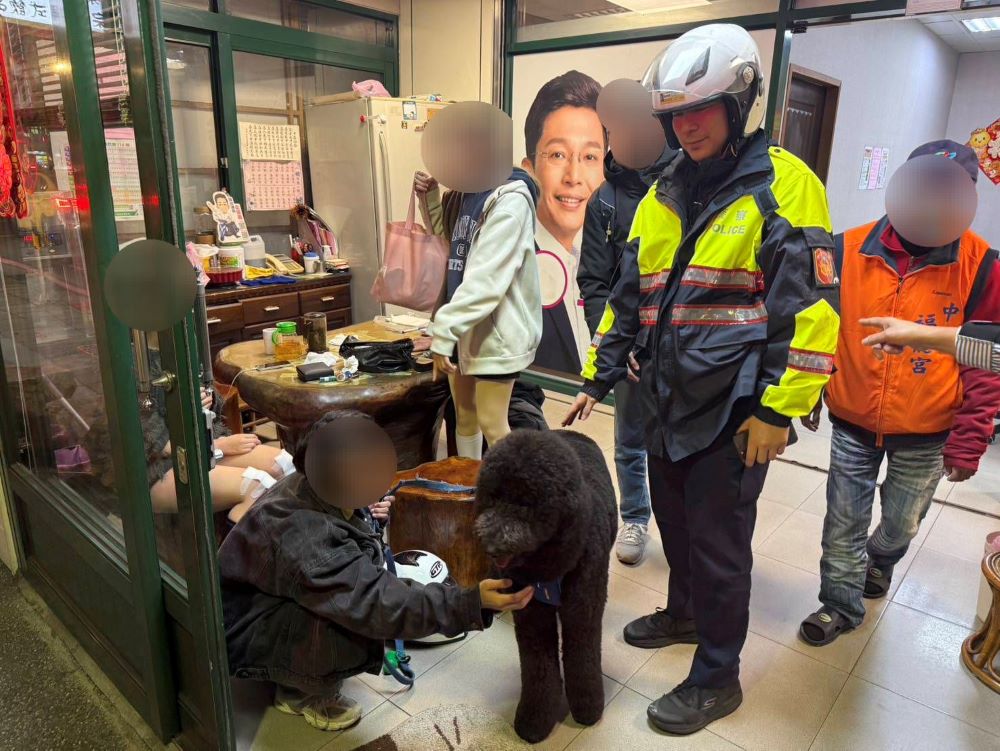 《圖說》貴賓犬與主人重逢,像小朋友蹦蹦跳跳的非常開心向主人撒嬌。〈中和分局提供〉