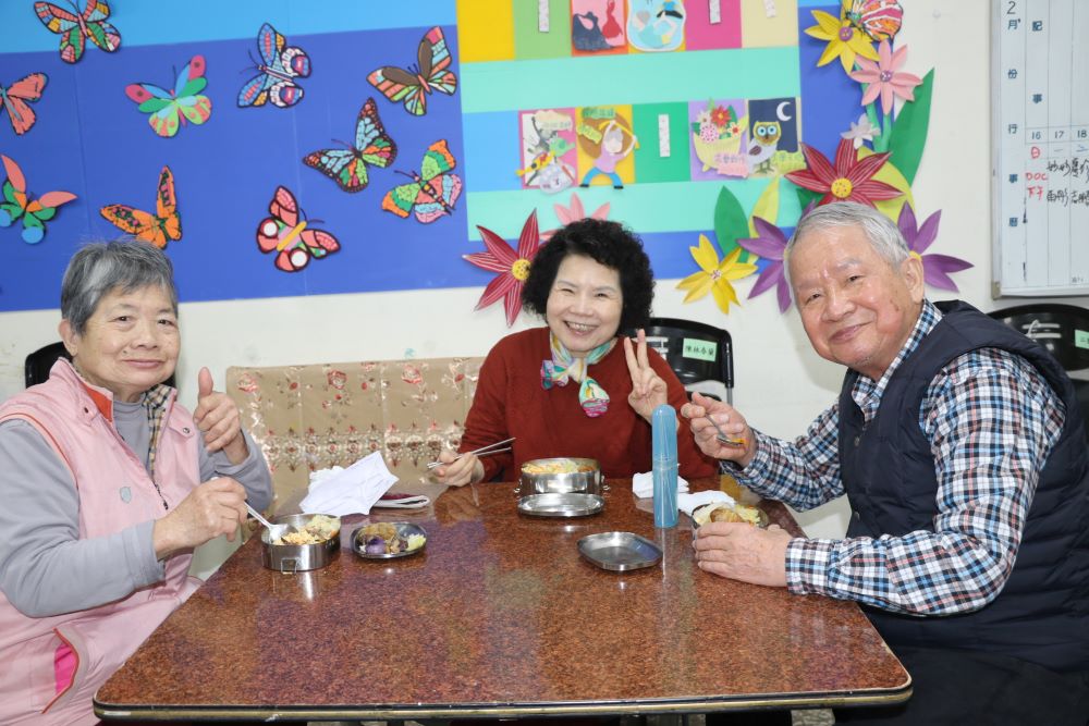 《圖說》三芝馨窩據點的長輩在活動後,中午開心的共餐。〈社會局提供〉