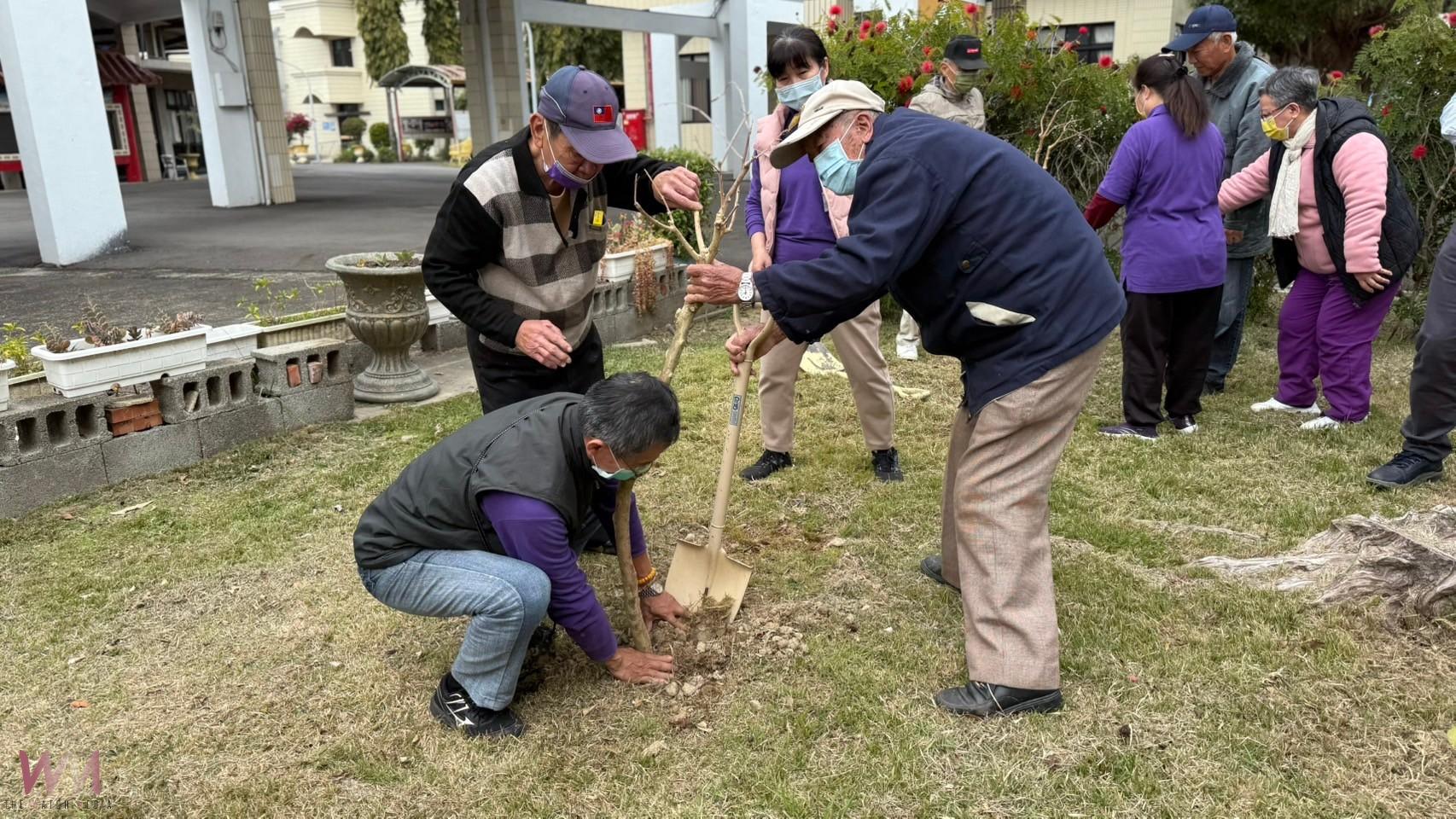 (有影片)/綠意盎然,攜手植樹 中彰榮家舉辦植樹活動 共建綠意家園 - https://www.watchmedia01.com