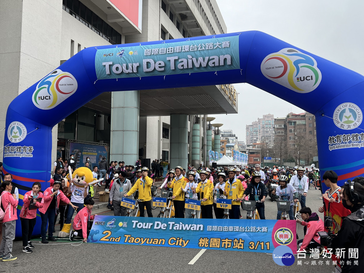 國際自由車環台賽桃警提供交通易壅塞競賽路線規劃替代道路，儘量減少用路人等候時間。
