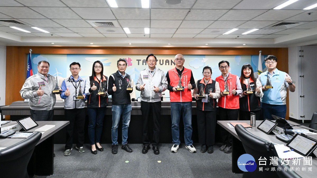 桃園市長張善政主持市政會議，接受工務局呈獻榮獲行政院公共工程委員會「第24屆公共工程金質獎」。