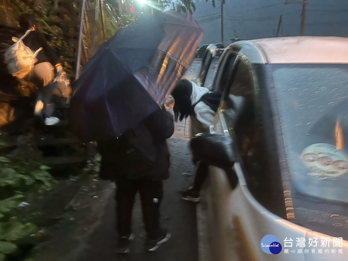 梨山幸福巴土穿越冰雹瀑布，暖心接駁乘客安全護送到家。