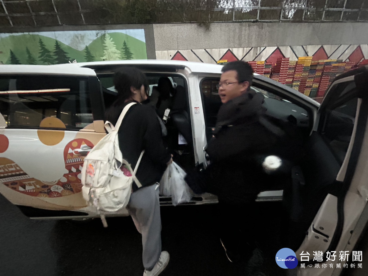 梨山幸福巴土穿越冰雹瀑布,暖心接駁乘客安全護送到家。
