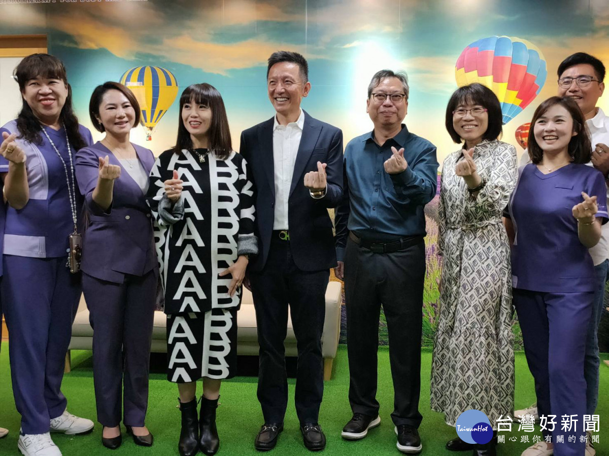 建國科大美容系產學合作新典範， 校友捐贈實習沙龍館熱烈開幕。左起為郭開薰賢伉儷、研發長彭思顯、美容系主任蕭蓉禎。圖／記者鄧富珍攝