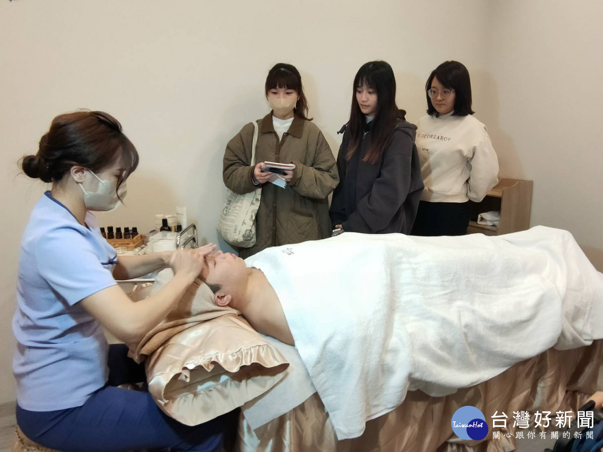 建國科大美容系產學合作， 校友捐贈實習沙龍館熱烈開幕。圖／記者鄧富珍攝
