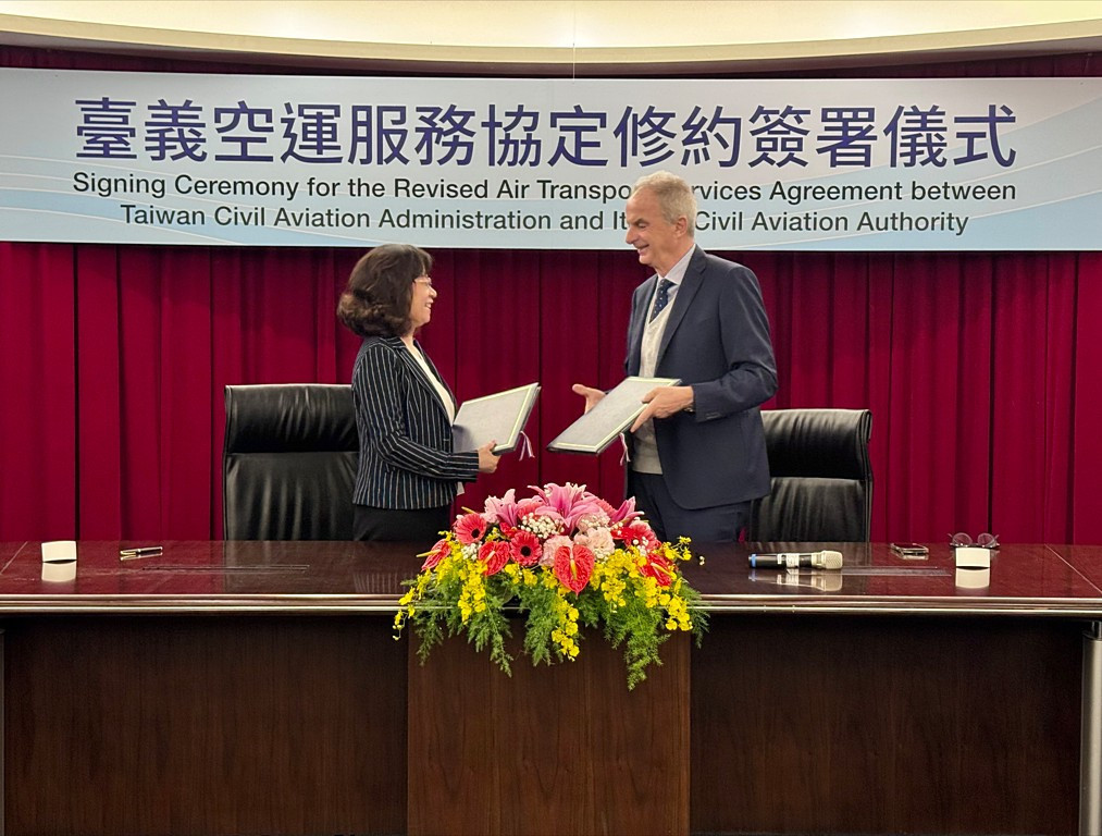 交通部民用航空局局長何淑萍（左）與義大利民航局主席皮耶路易吉·翁貝托·迪·帕爾馬（Pierluigi Umberto Di Palma）（右）完成兩國空運服務協定修約簽署。（圖／交通部民用航空局提供）