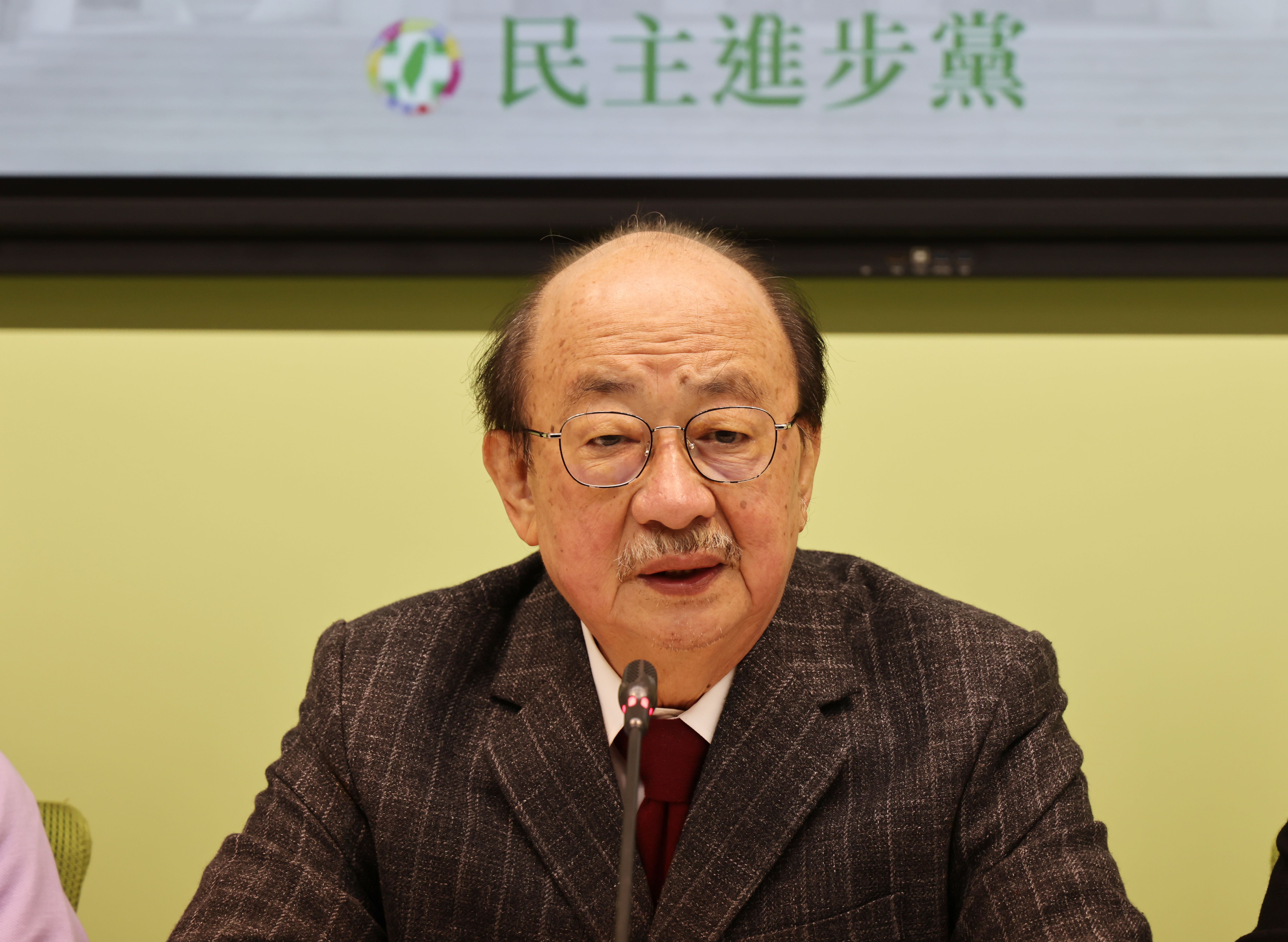 柯建銘4日控,綠委王定宇唱和藍營刪凍國防預算,還批王世堅對民進黨不忠。資料照片/林啟弘