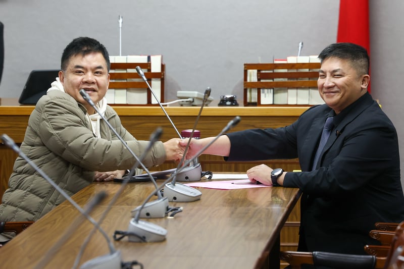 立法院5日舉行召委選舉,司法及法制委員會推舉民進黨立委莊瑞雄(左)、國民黨立委吳宗憲(右)擔任召委。中央社