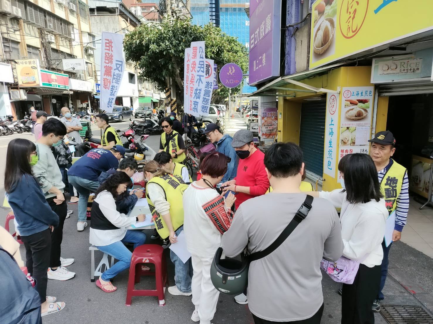 「地動刪瑤」罷團上街擺攤,力拚罷綠委吳思瑤連署過關。翻攝賴苡任臉書