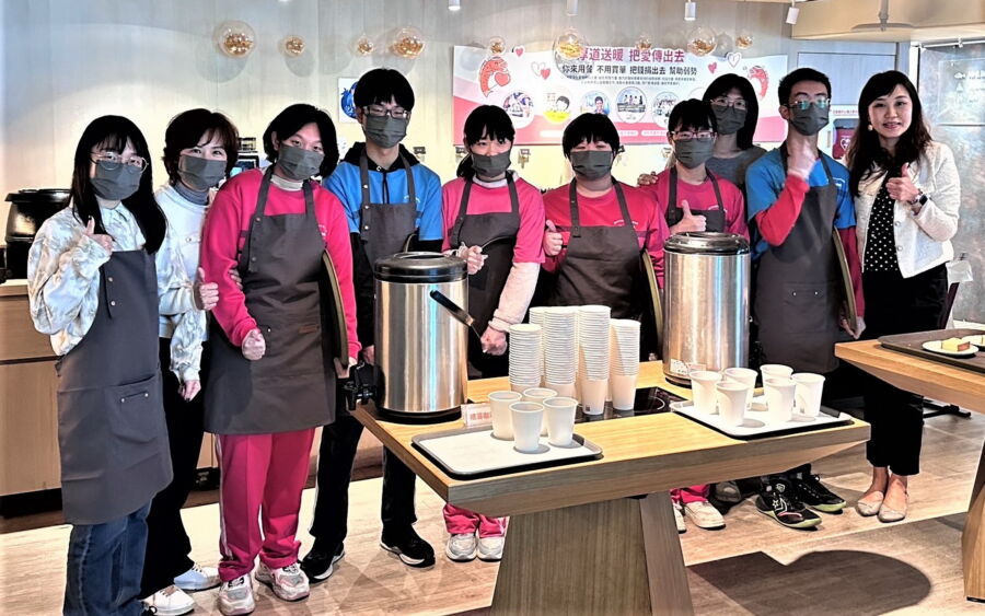 圖/新北特殊教育學校校長洪雅玲帶領餐飲服務科學生到校外服務。(新北市政府教育局提供)