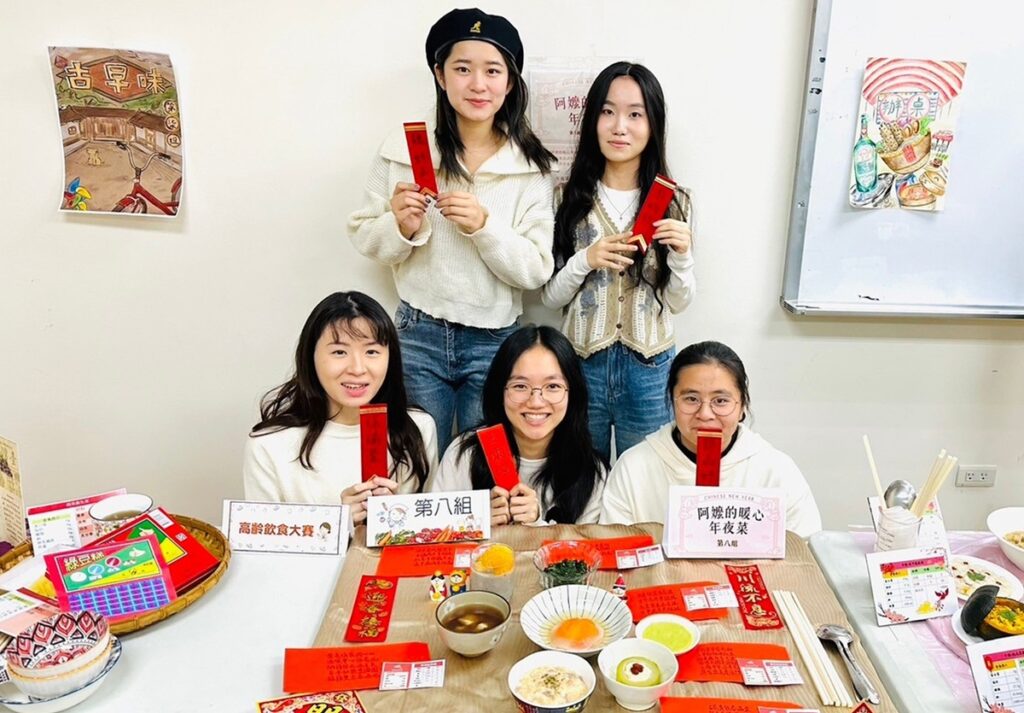 中山醫大營養系學生設計容易咀嚼且色香味和營養兼具的年菜，獲得校內高齡飲食大賽冠軍。（圖/中山醫大提供）