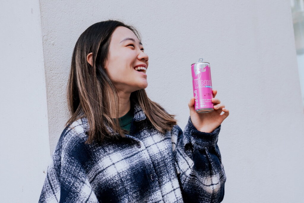 -Red Bull Pink Edition 無糖野莓風味將於3月3日全新上市,將成為今年春季必備的能量補給!(Red Bull 提供)