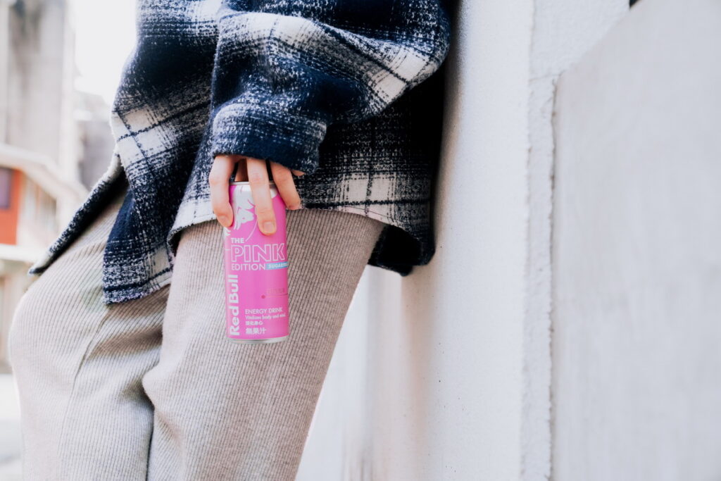 全新 Red Bull Pink Edition 無糖野莓風味,粉紅霧面瓶身亮相,初登場就成為注目焦點。(Red Bull 提供)
