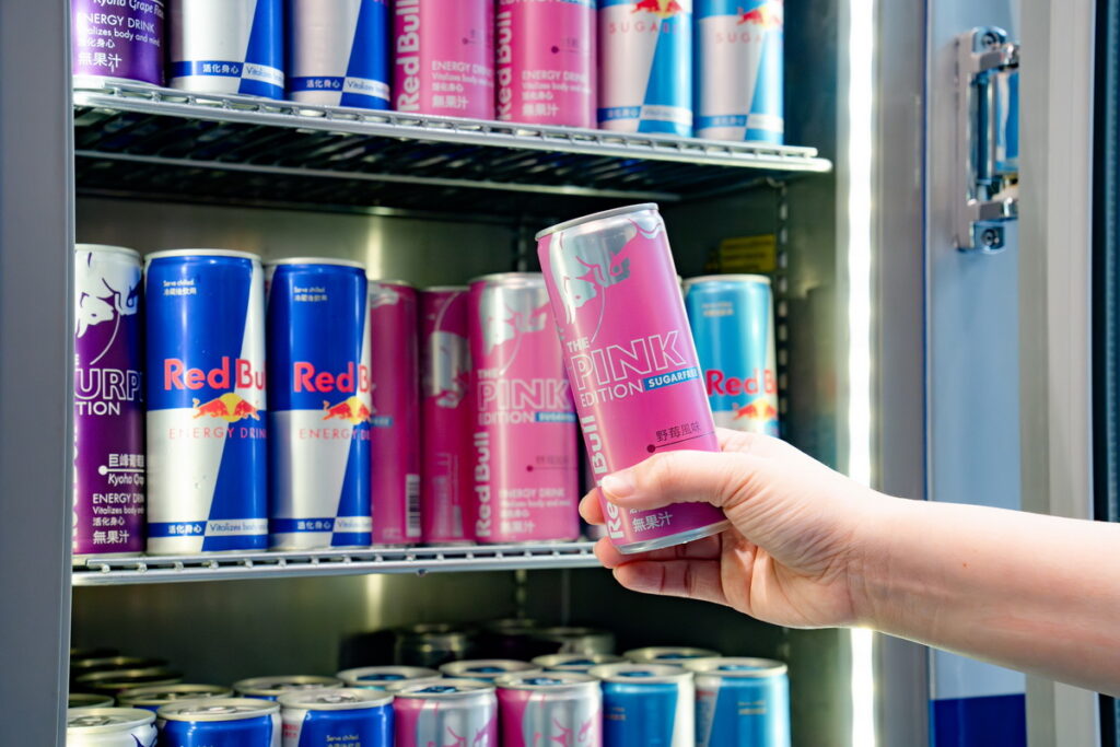 Red Bull Pink Edition 無糖野莓風味新上市,即日起於四大超商享兩罐99元嚐鮮價。(Red Bull 提供)