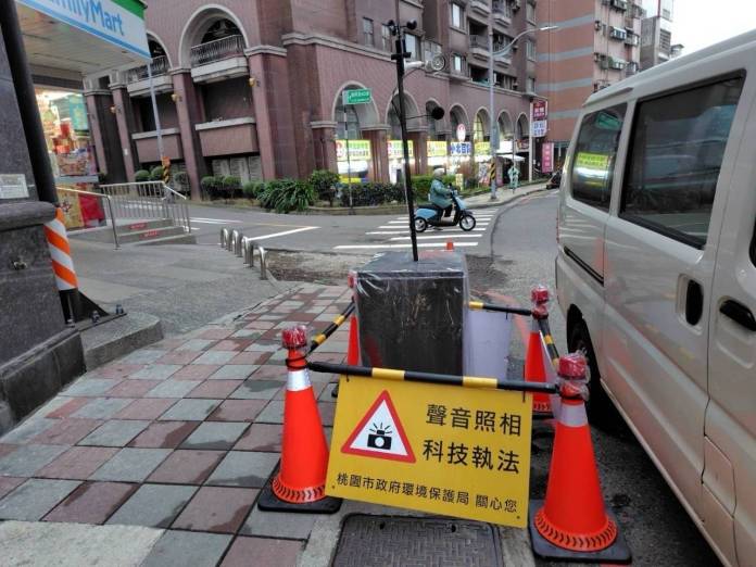 賓士深夜飆車擾民 桃園環保局攜手警方開罰 68 213