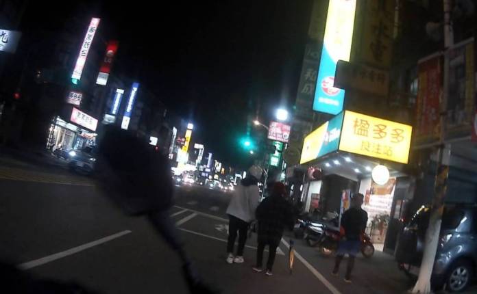 老婦散步體力不支 八德警暖心護送返家 55 754195 0