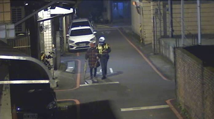 老婦散步體力不支 八德警暖心護送返家 56 754196 0