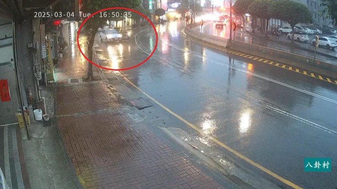 【有片】路口遭汽車擊落 女騎士倒地哀嚎畫面曝 63 gfwfff