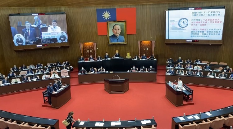 國民黨平地原住民立法委員黃仁今日在立法院總質詢時為原住民族人發聲,爭取將55歲以上原住民納入老人福利法保障。(記者包克明 攝)