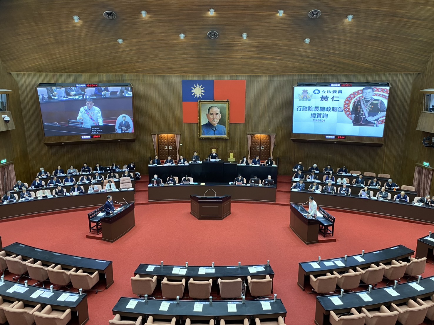 黃仁始終非常關切政府對於原住民保留地何時能原住民一個公道的相關法源。(記者包克明 攝)