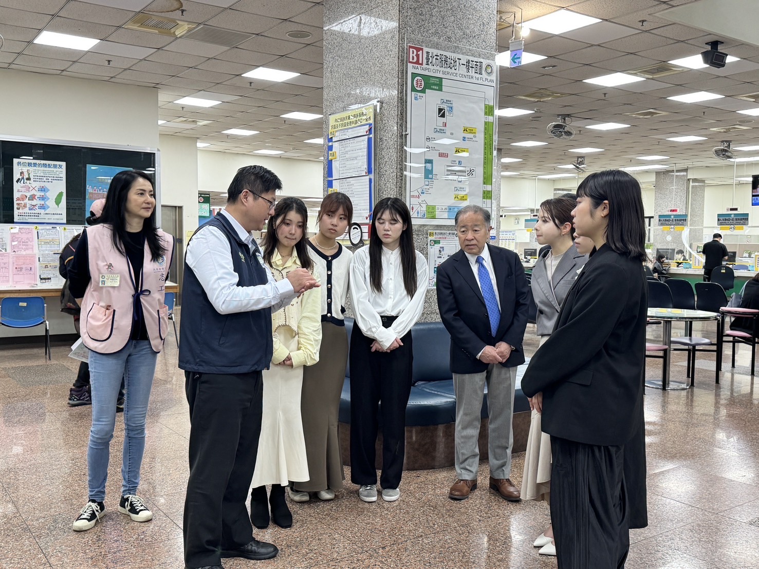 臺北市服務站移民官蕭宗欽(左二),全程以流利日語接待導覽,讓日本師生深感親切。(記者 黃荷琇翻攝)