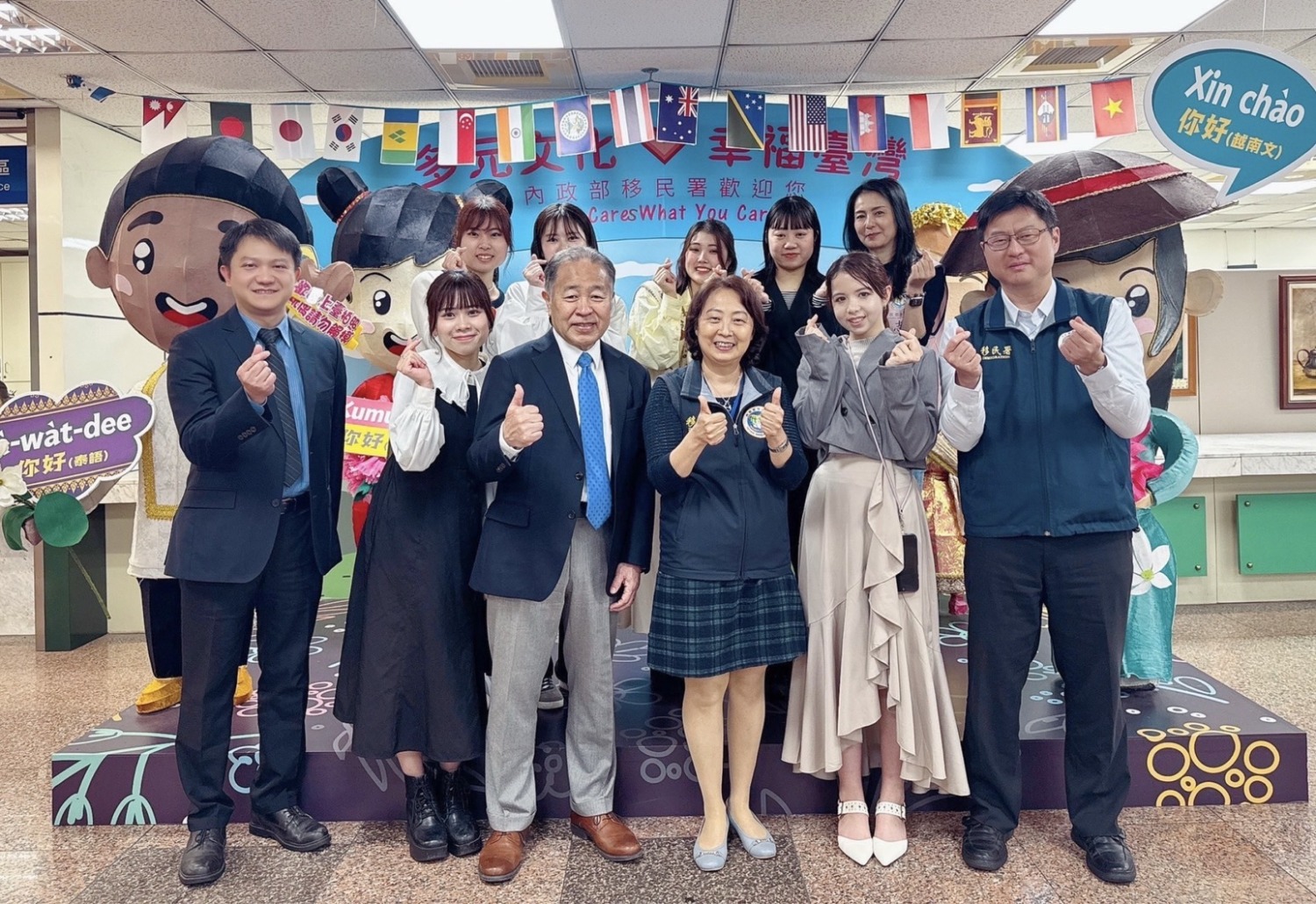 日本西南學院大學的宮原哲教授(前排左三)率團訪問臺北市服務站。交流新住民輔導經驗與心得,臺北市服務站主任蘇慧雯合影留念(前排右三)。(記者 黃荷琇翻攝)