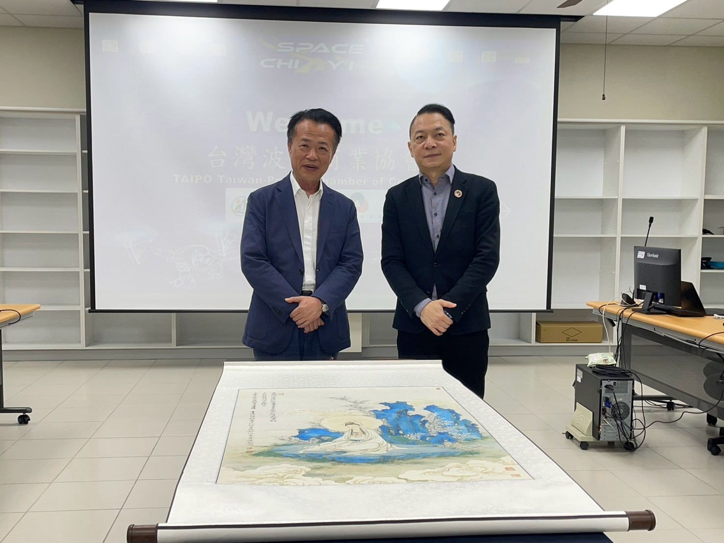 嘉義縣長翁章梁(圖左)與台灣波蘭商業協會理事長趙忠傑博士(圖右)合影。(記者 趙靜姸翻攝)