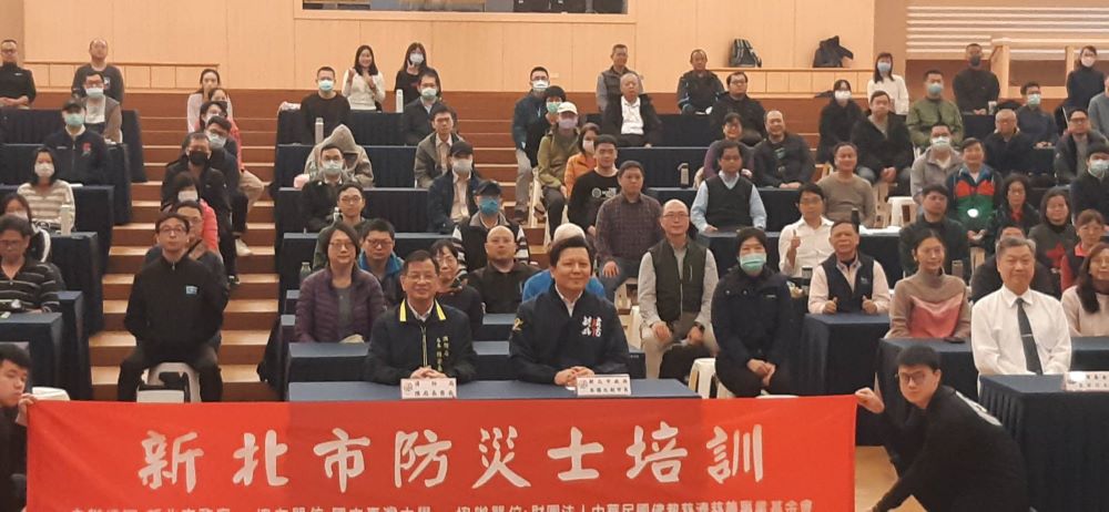 《圖說》新北市第92期防災士培訓課程開訓合影,前排右為朱惕之副市長、左消防局長陳崇岳。〈消防局提供〉