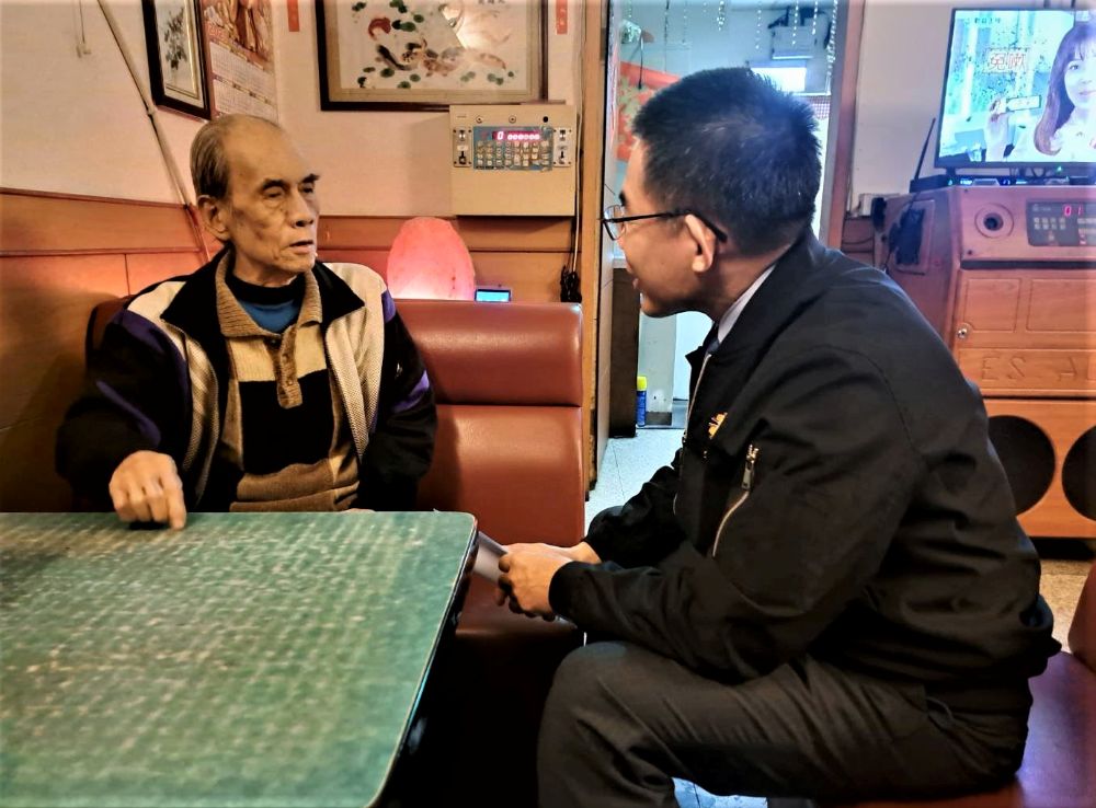 《圖說》黃信仁探訪年長榮民感謝長輩們早年為國家所做的犧牲奉獻,及表達輔導會的重視與關懷之意。〈臺北市榮服處提供〉