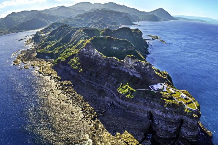 「東北角及宜蘭海岸攝影競賽展」金獎作品,展現鼻頭角山海大地美景。 圖:東北角及宜蘭海岸國家風景區管理處/提供